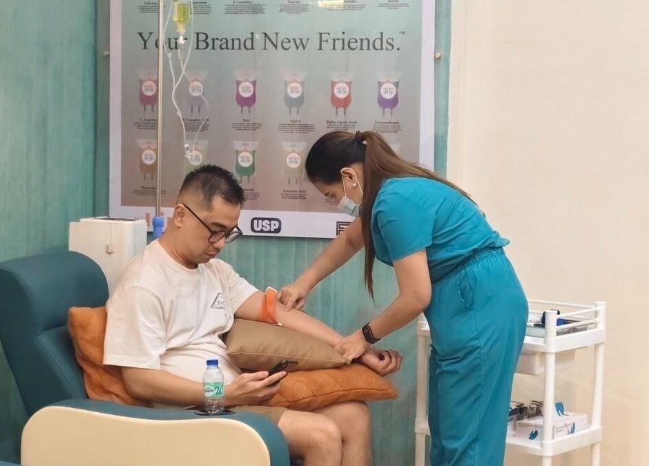 Client receives IV therapy at SkinDrip Clinic - Makati, Makati, Kalakhang Maynila, PH.