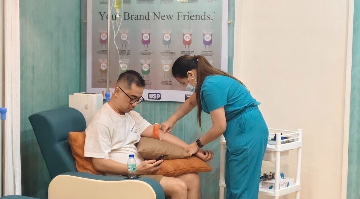 Client receives IV therapy at SkinDrip Clinic - Makati, Makati, Kalakhang Maynila, PH.