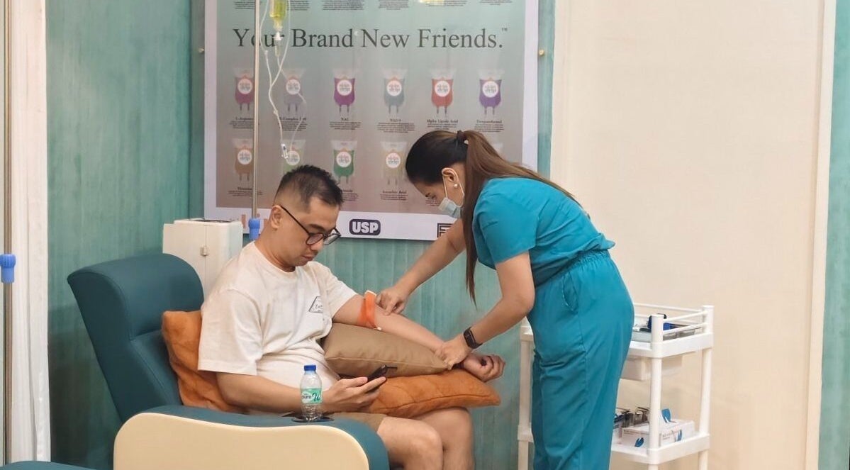 Client receives IV therapy at SkinDrip Clinic - Makati, Makati, Kalakhang Maynila, PH.