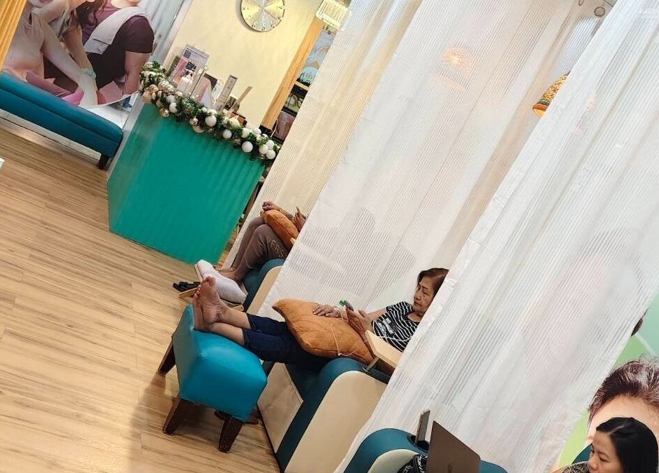 Relaxing lounge area at SkinDrip Clinic - Pasig City with clients seated in cozy chairs. Pasig, Metro Manila, PH.