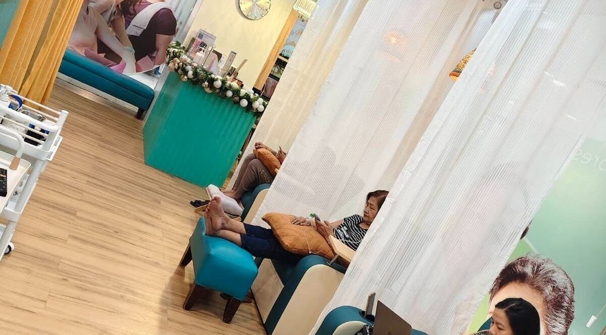 Relaxing lounge area at SkinDrip Clinic - Pasig City with clients seated in cozy chairs. Pasig, Metro Manila, PH.
