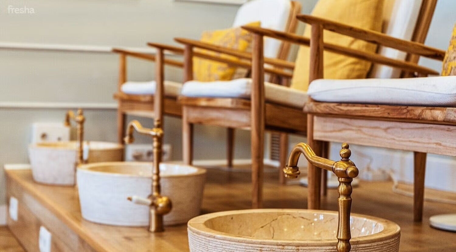 Sillas de pedicura de lujo en La Esmalteria Aravaca, Madrid, Comunidad De Madrid, ES.