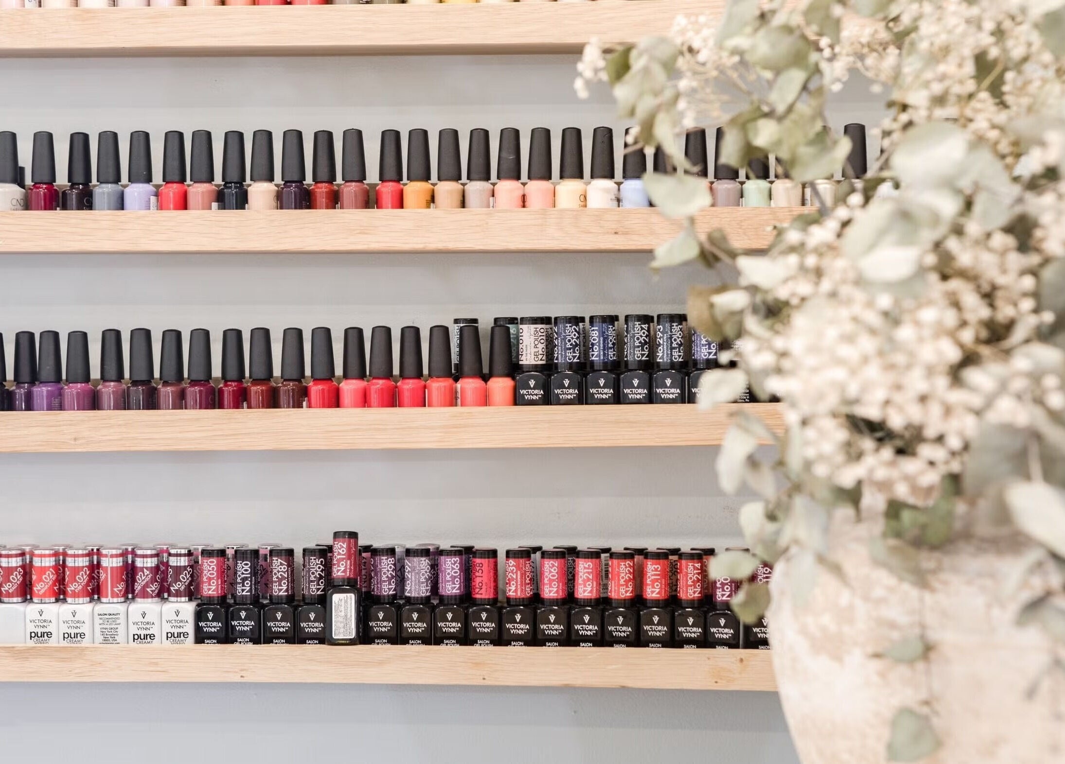 Selección de esmaltes en La Esmalteria Aravaca en Madrid, Comunidad De Madrid, ES. Decoración natural incluida.