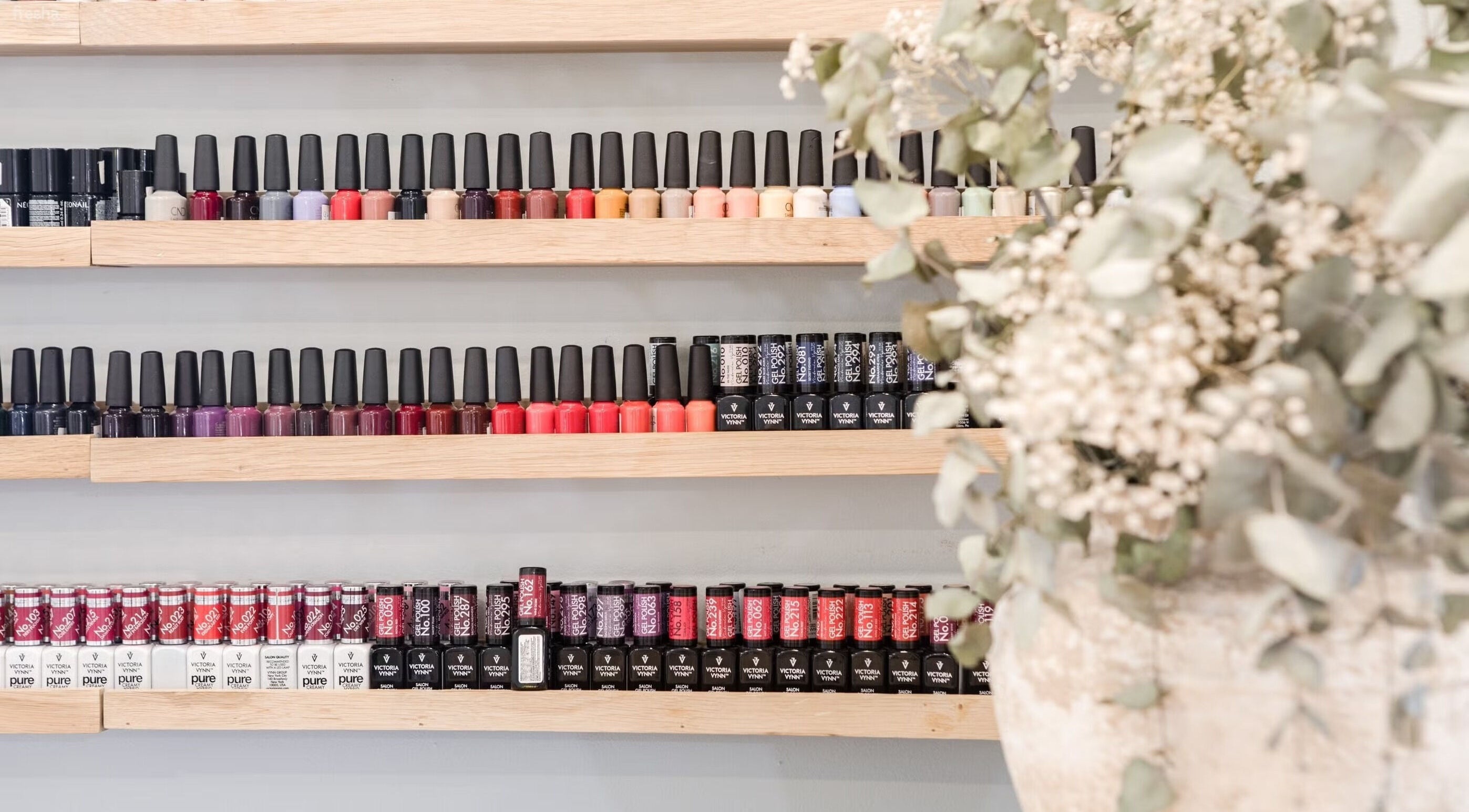 Selección de esmaltes en La Esmalteria Aravaca en Madrid, Comunidad De Madrid, ES. Decoración natural incluida.