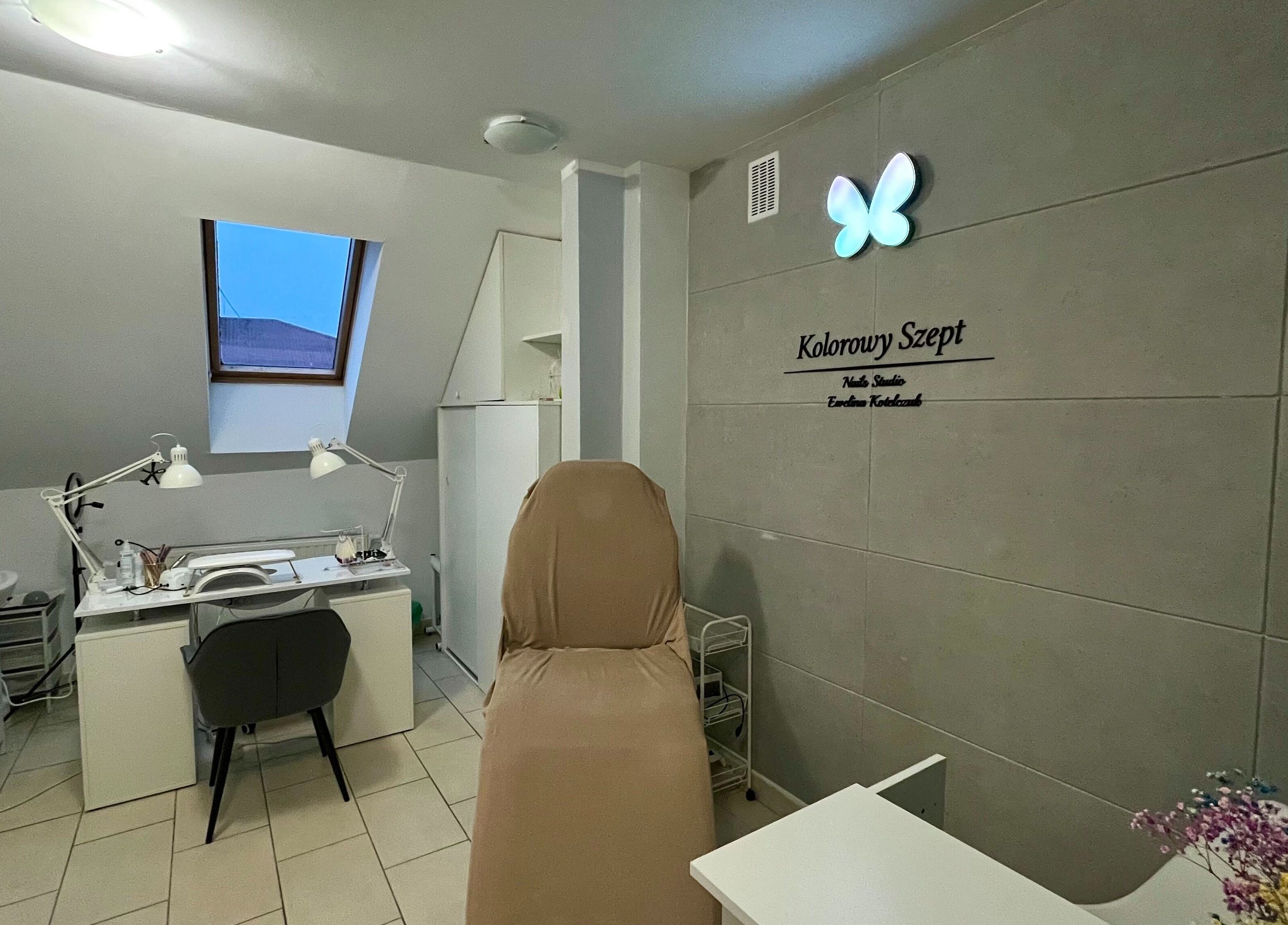 Wnętrze KOLOROWY SZEPT EWELINA KOTELCZUK w Białystok, Województwo Podlaskie, PL z zabiegowym fotelem.