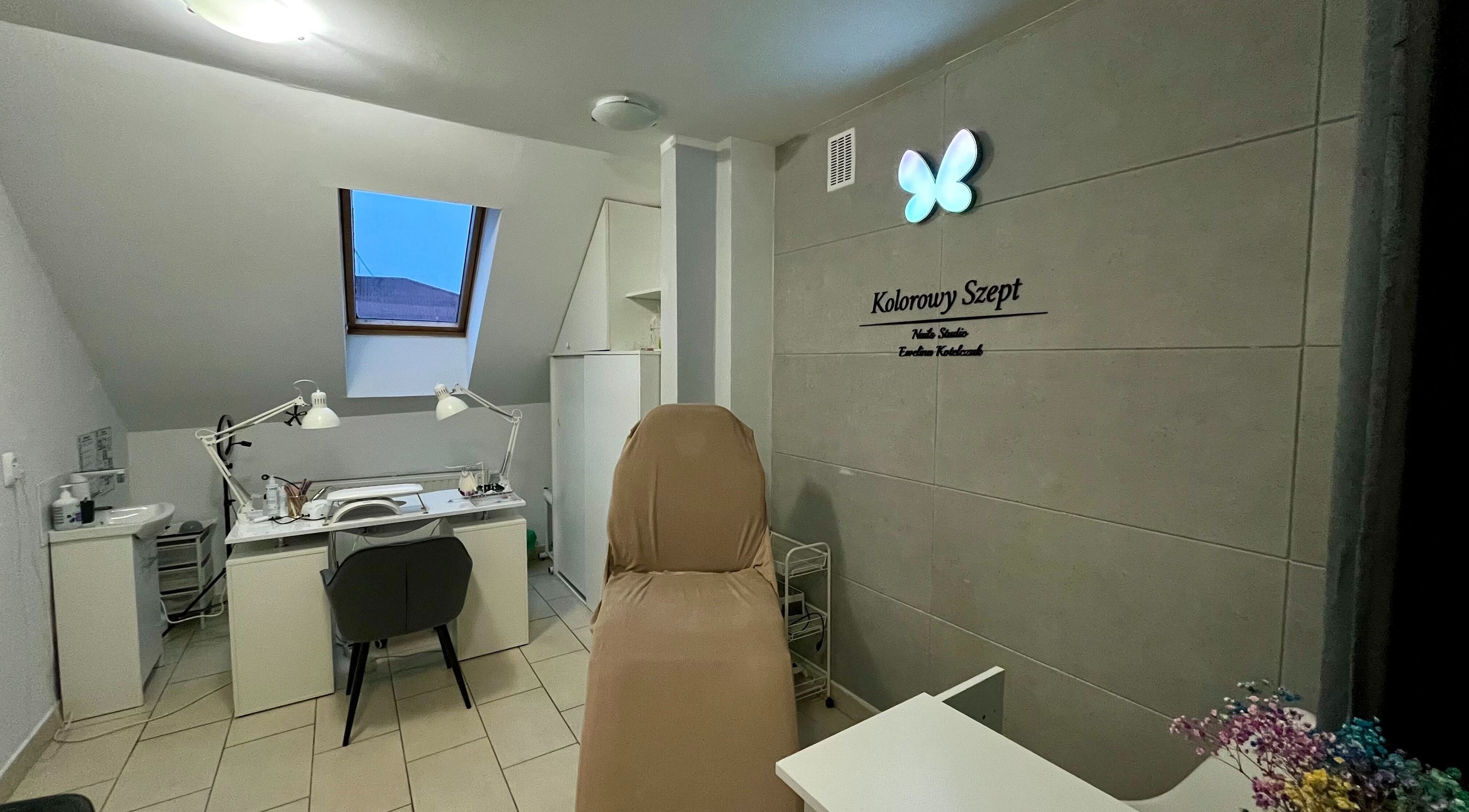 Wnętrze KOLOROWY SZEPT EWELINA KOTELCZUK w Białystok, Województwo Podlaskie, PL z zabiegowym fotelem.