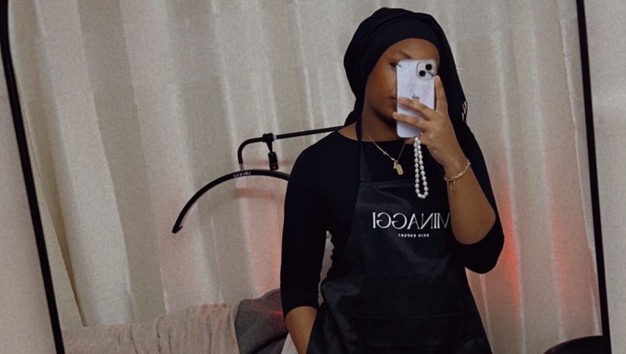 Personne en tablier MINAGGI à Chevilly-larue, Île-de-france, FR, devant un miroir.