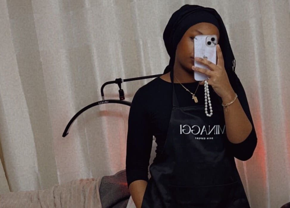 Personne en tablier MINAGGI à Chevilly-larue, Île-de-france, FR, devant un miroir.