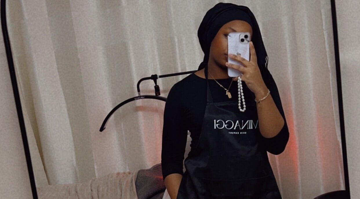 Personne en tablier MINAGGI à Chevilly-larue, Île-de-france, FR, devant un miroir.