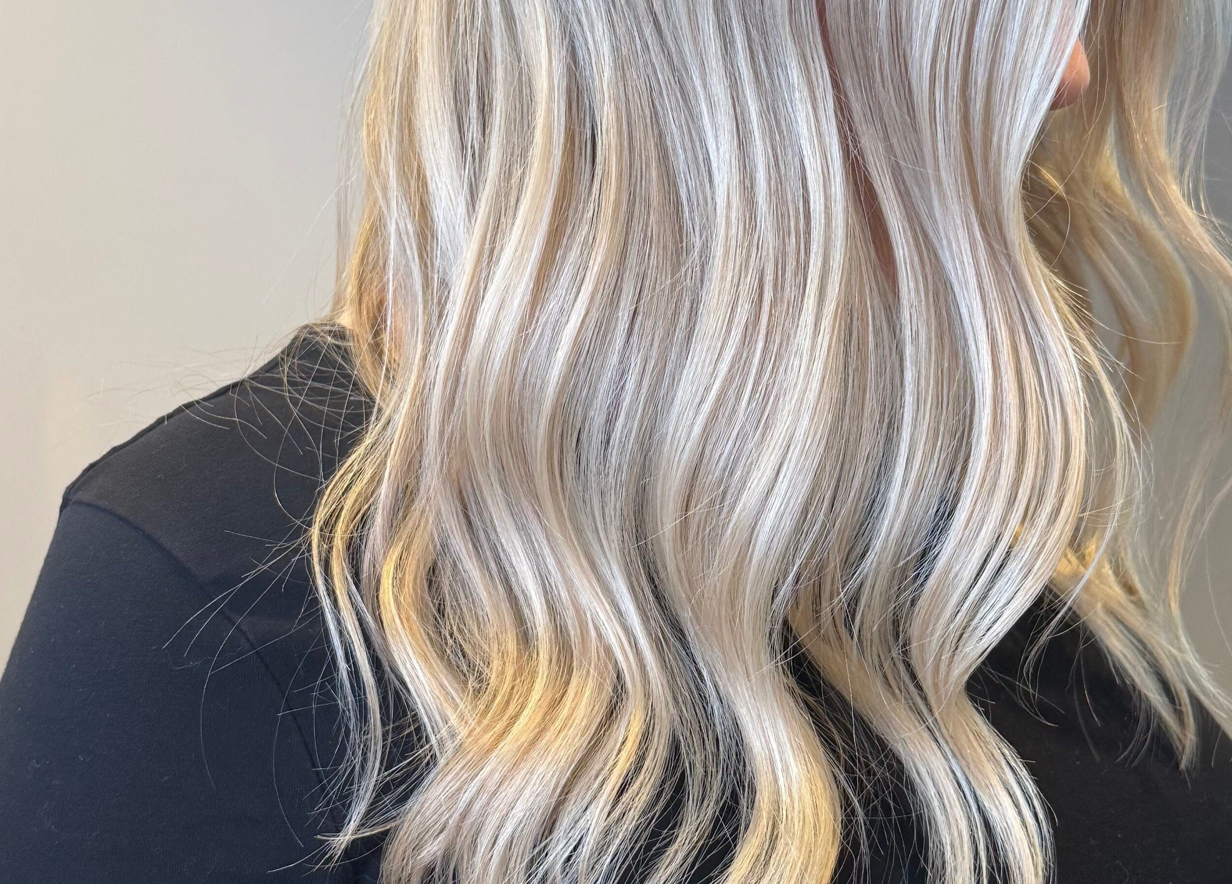 Elegant blonde waves styled at Sara_Hair_blonde in London, England, GB, showcasing professional hairdressing.