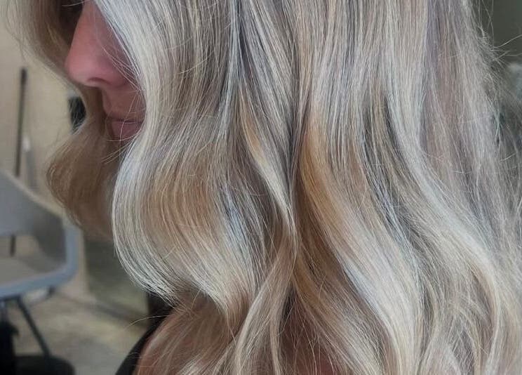 Elegant blonde waves styled by Amanda Mancio at Glamhouse Salon & Spa, Puerto Vallarta, Jalisco, MX.