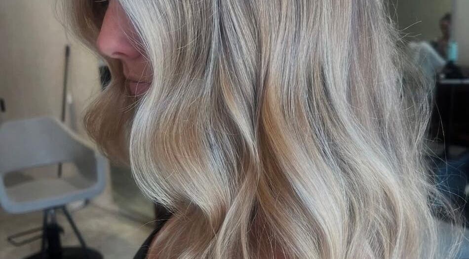 Elegant blonde waves styled by Amanda Mancio at Glamhouse Salon & Spa, Puerto Vallarta, Jalisco, MX.