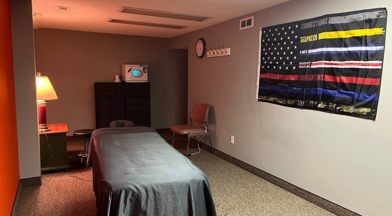 Restore Therapy LLC 在 Anoka, Minnesota, US 的宁静房间，灯光柔和舒适，适合放松。