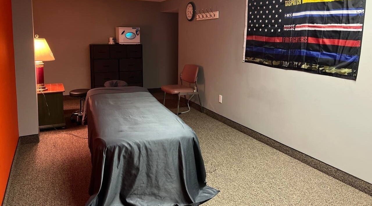 Restore Therapy LLC在Anoka, Minnesota, US的舒适按摩室，环境温馨宜人。