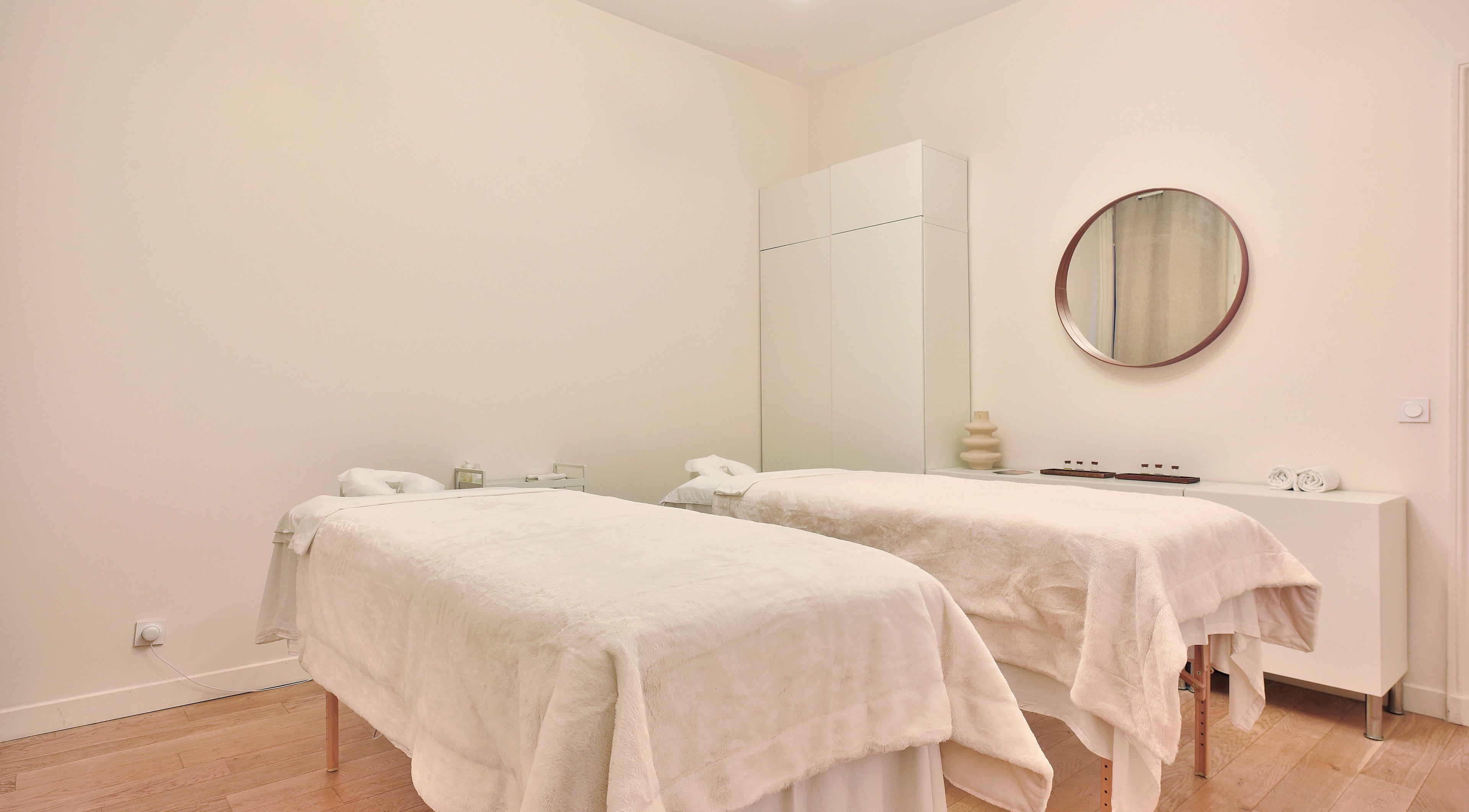 Salle de massage double à Institut Berry - Paris 8, Paris, Île-de-France, FR. Ambiance apaisante et chaleureuse.