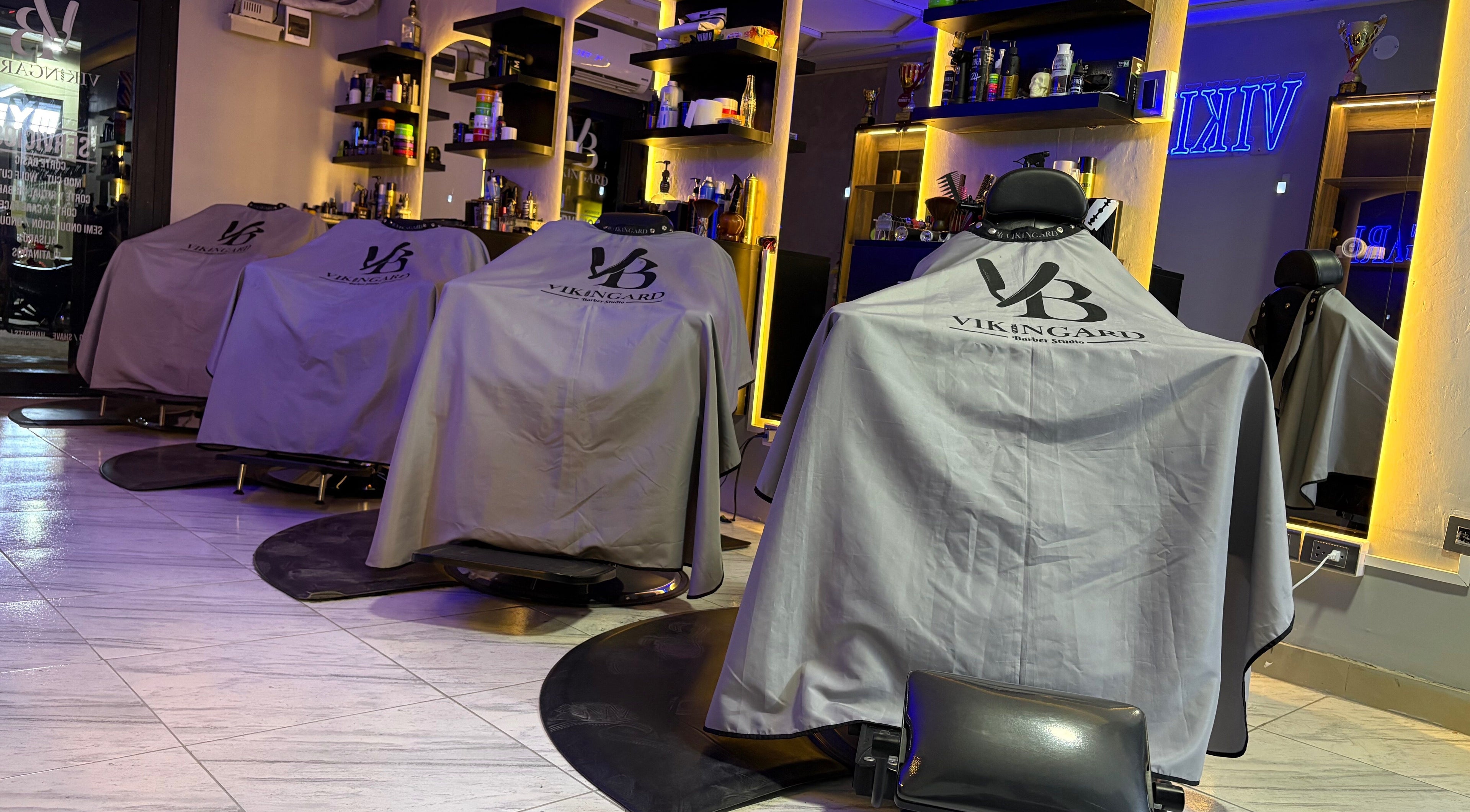 Interior moderno de VIKINGARD BARBER STUDIO en Chiclayo, Lambayeque, PE, con sillas elegantes y ambiente acogedor.