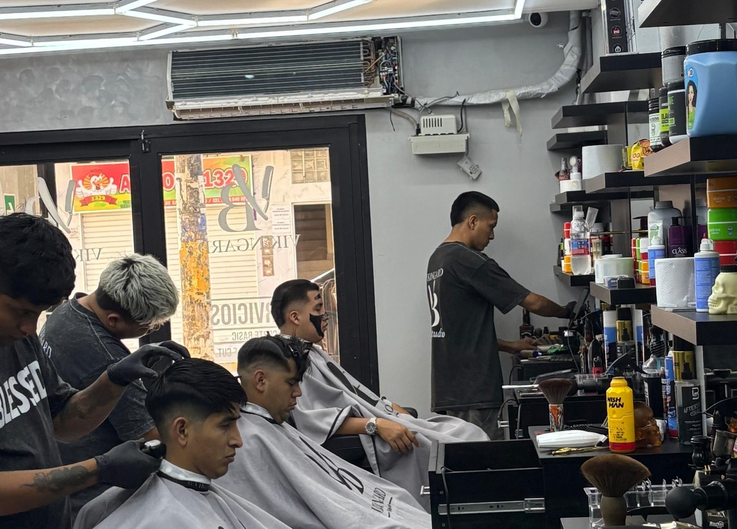 Interior de VIKINGARD BARBER STUDIO en Chiclayo, Lambayeque, PE con barberos en acción.
