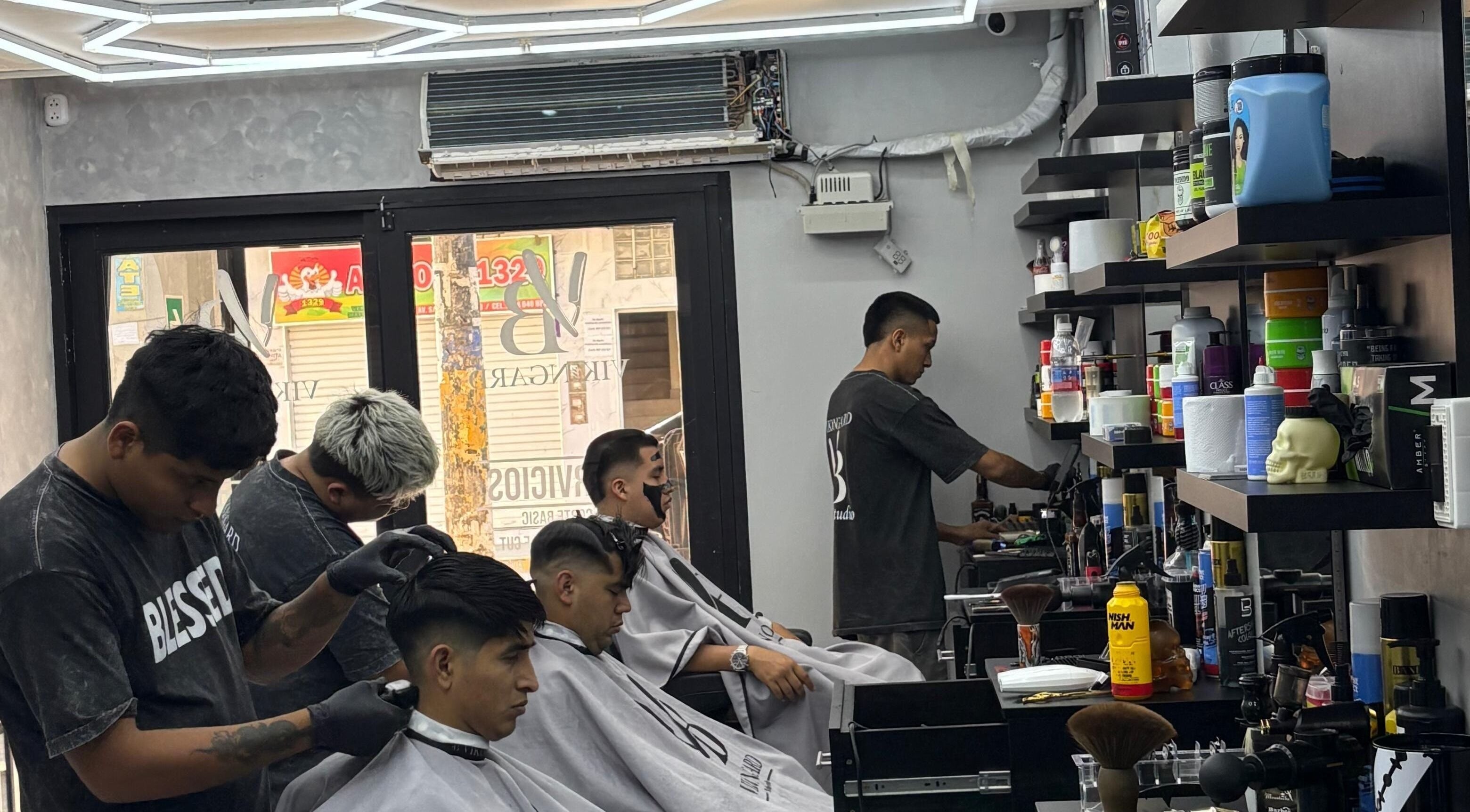 Interior de VIKINGARD BARBER STUDIO en Chiclayo, Lambayeque, PE con barberos en acción.