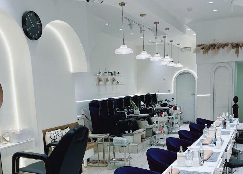 O’Love Nail Beauty - West Hampstead，位于伦敦的时尚美甲店内部设计。