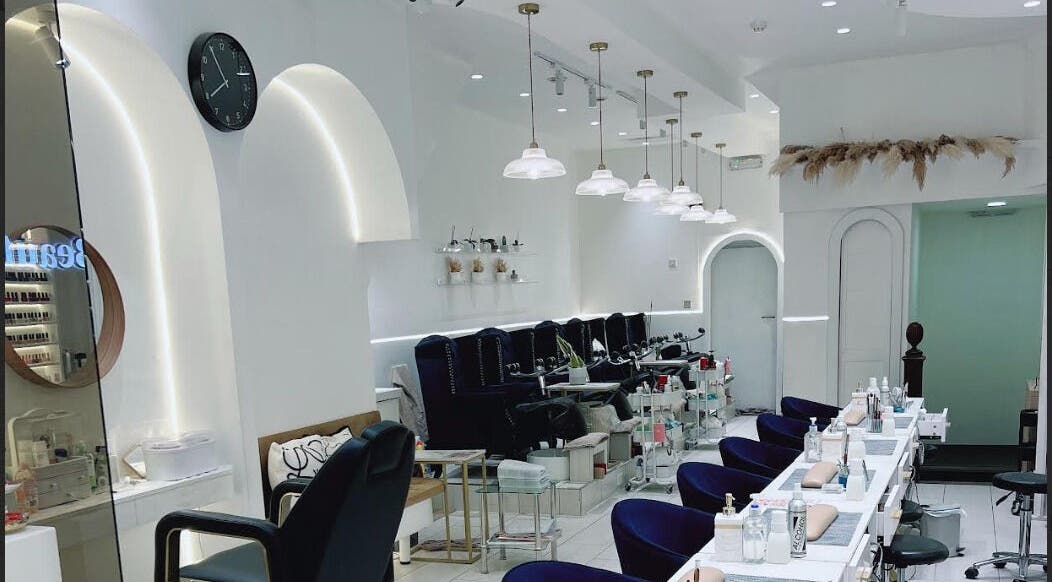 O’Love Nail Beauty - West Hampstead，位于伦敦的时尚美甲店内部设计。