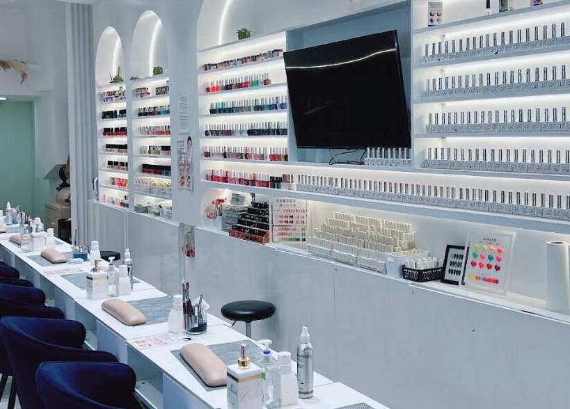 O’Love Nail Beauty - West Hampstead 位于伦敦，展示现代美甲工作站和丰富彩色指甲油。