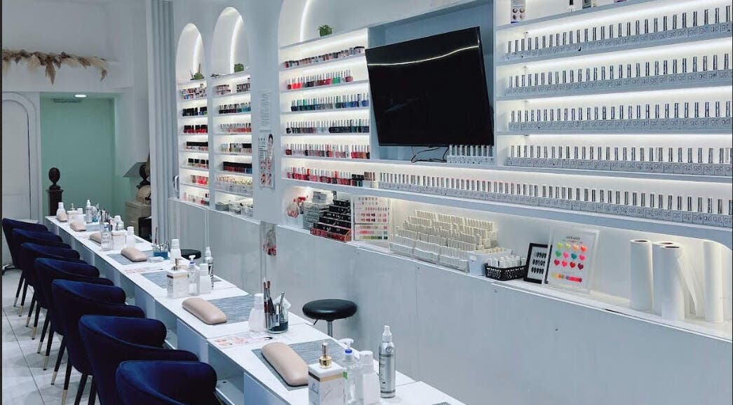 O’Love Nail Beauty - West Hampstead 位于伦敦，展示现代美甲工作站和丰富彩色指甲油。