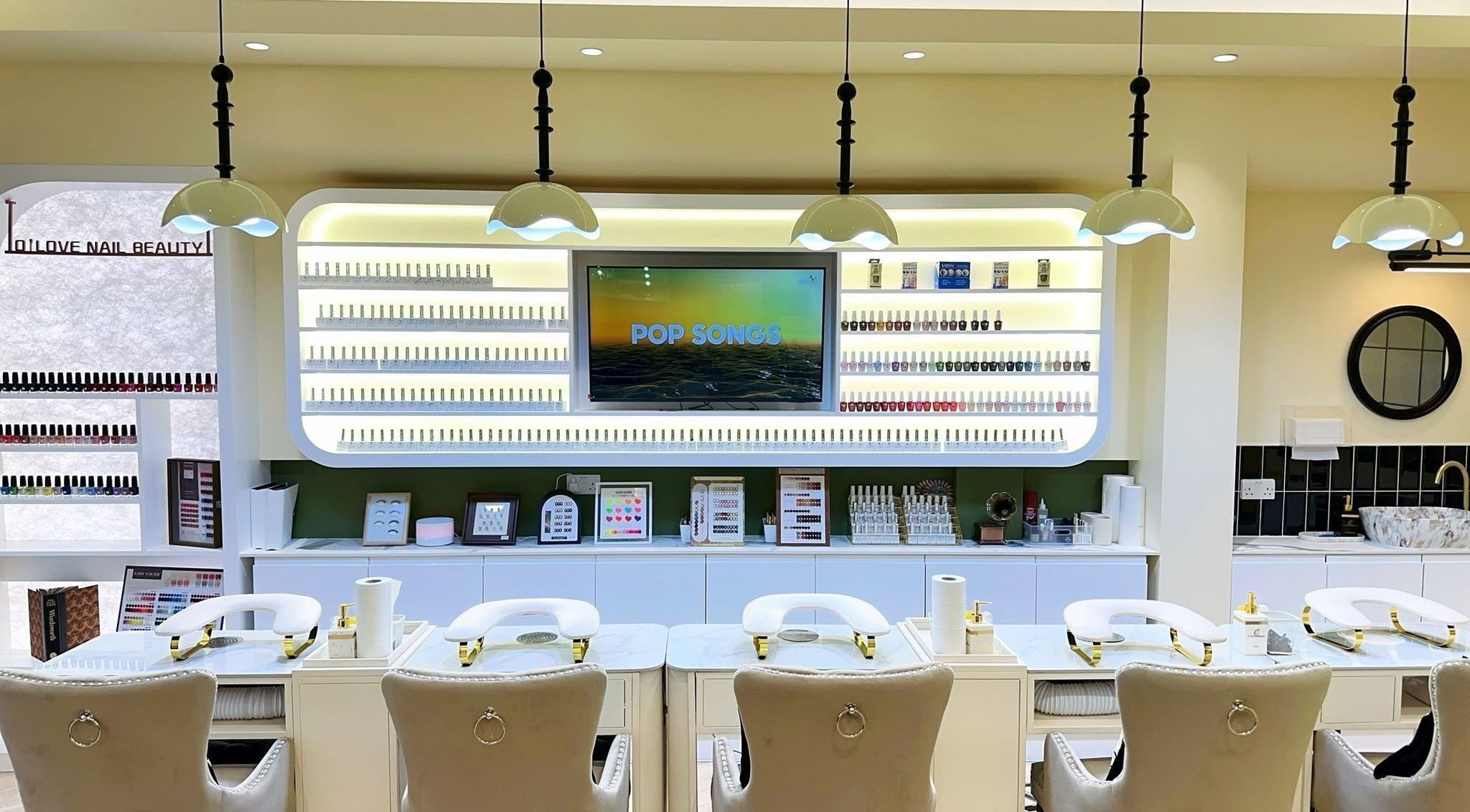 O'Love Nail Beauty - Swiss Cottage 在伦敦英格兰的高档美甲座位区。