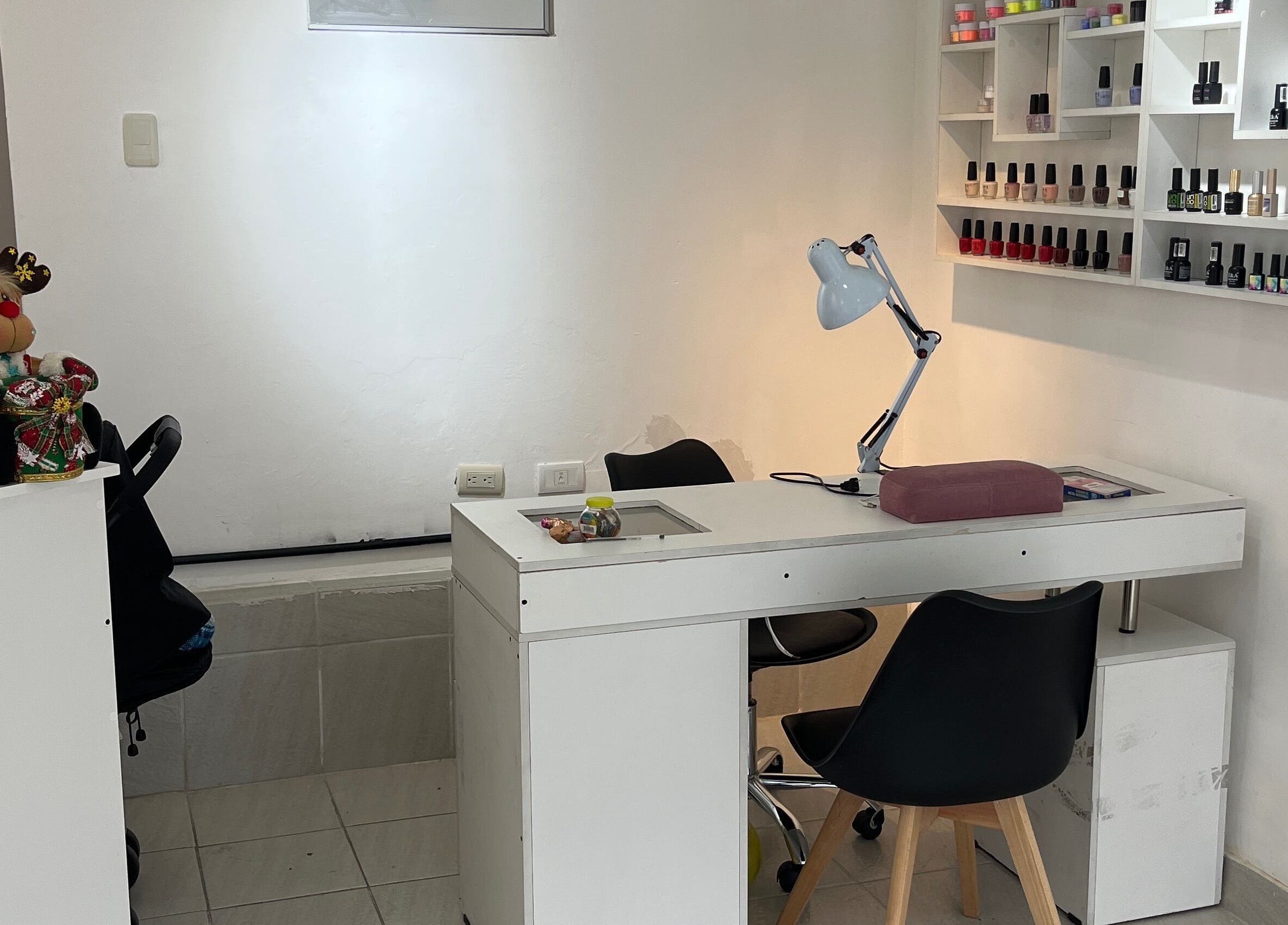 Mesa de manicure en DANIELA BEAUTY CONCEPT, Quito, Pichincha, EC, con esmaltes en exhibición.