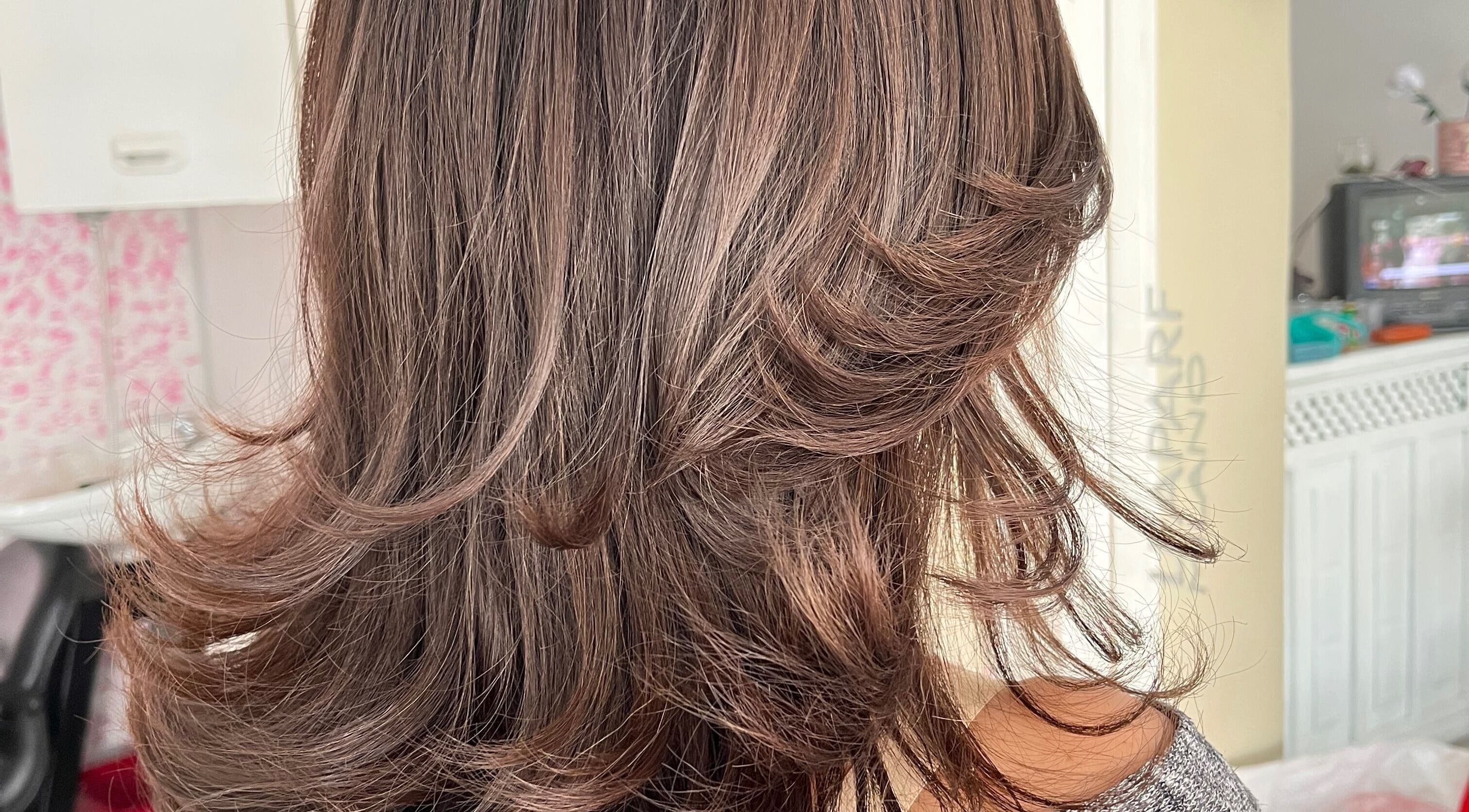 Peinado rizado sofisticado en DANIELA BEAUTY CONCEPT, Quito, Pichincha, EC.