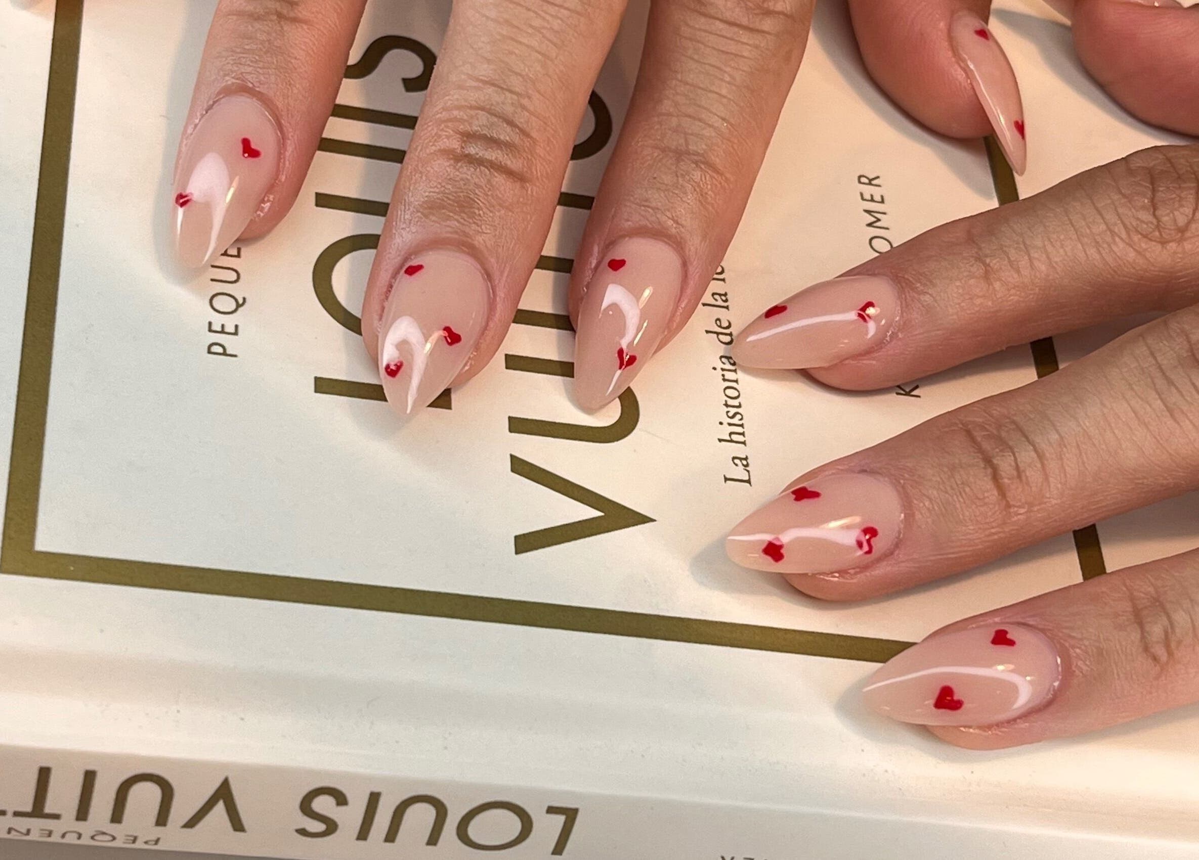 Manicura con diseño de corazones en DANIELA BEAUTY CONCEPT, Quito, Pichincha, EC.