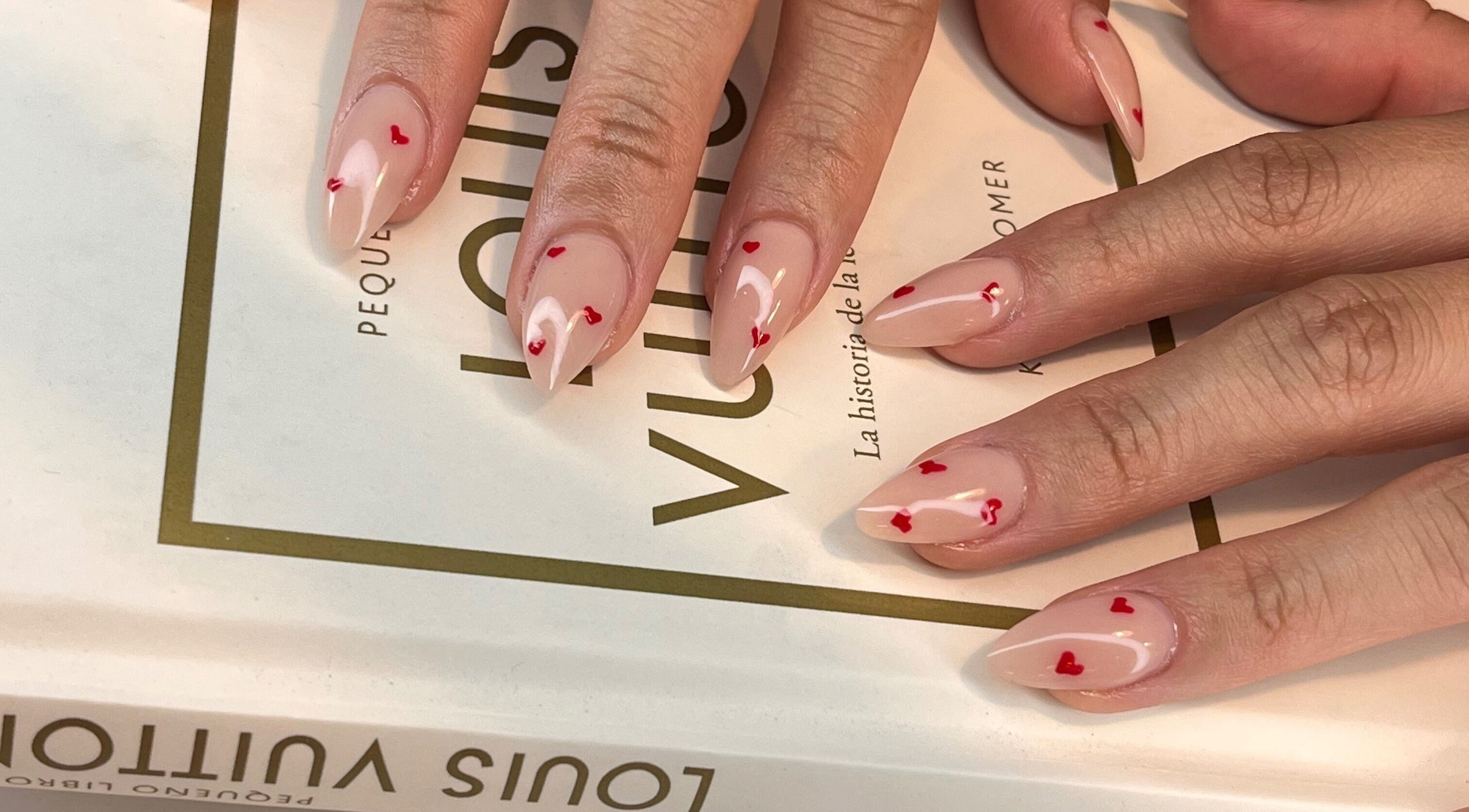 Manicura con diseño de corazones en DANIELA BEAUTY CONCEPT, Quito, Pichincha, EC.