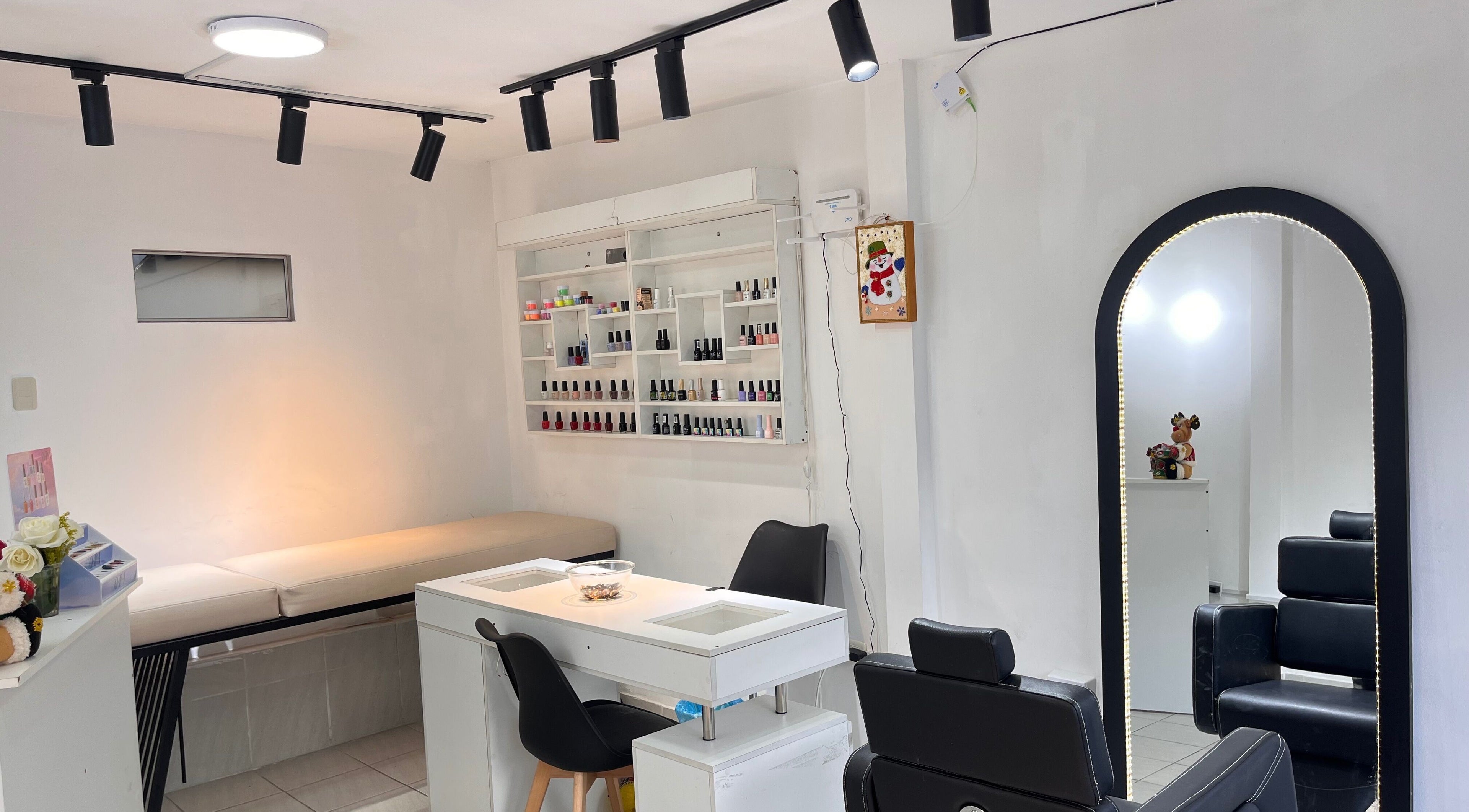 Espacio de belleza en DANIELA BEAUTY CONCEPT, Quito, Pichincha, EC, con cómodas sillas y espejo moderno.