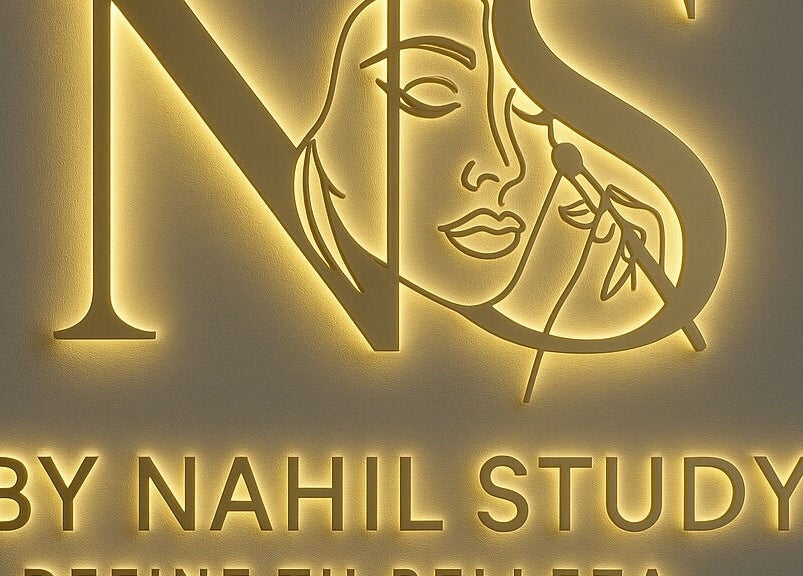 Illuminated signage of By Nahil Study DEFINE TU BELLEZA, REALZA TU PODER, located in La Vega, La Vega, DO.