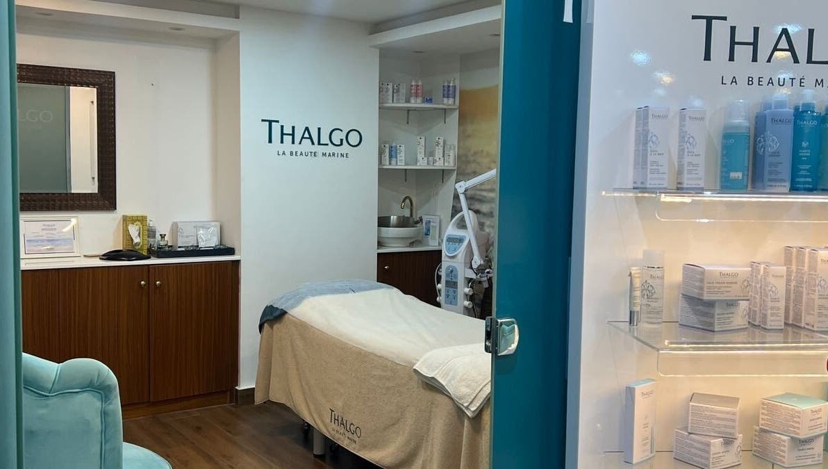 Calm treatment room at Du Monde Ladies Beauty Salon in Abu Dhabi, AE for ultimate relaxation.