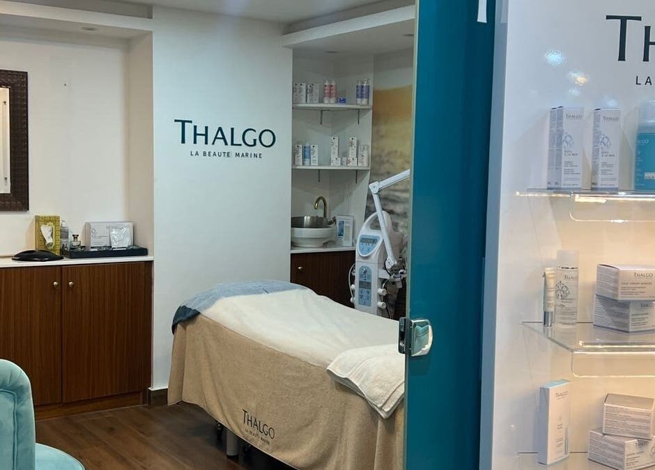 Calm treatment room at Du Monde Ladies Beauty Salon in Abu Dhabi, AE for ultimate relaxation.