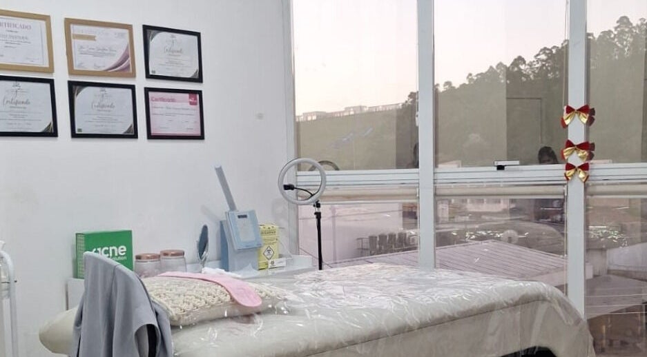 Sala de estética na Estética Stefani Ramos em São Paulo, São Paulo, BR, com maca e certificados na parede.