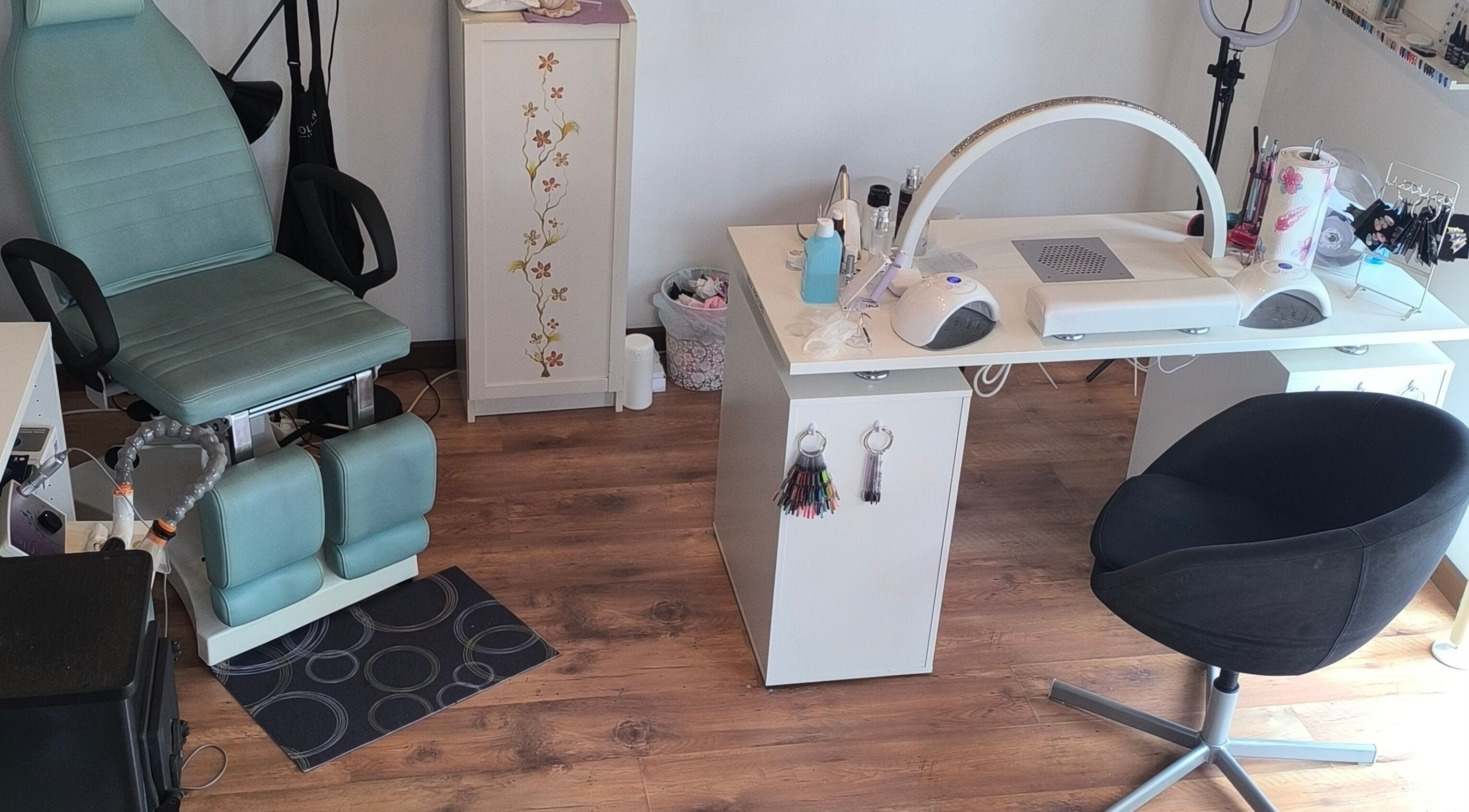 Innenansicht von Nagelstube by Corina in Frontenhausen, Bayern, DE mit stylischem Nageltisch und komfortablen Stühlen.