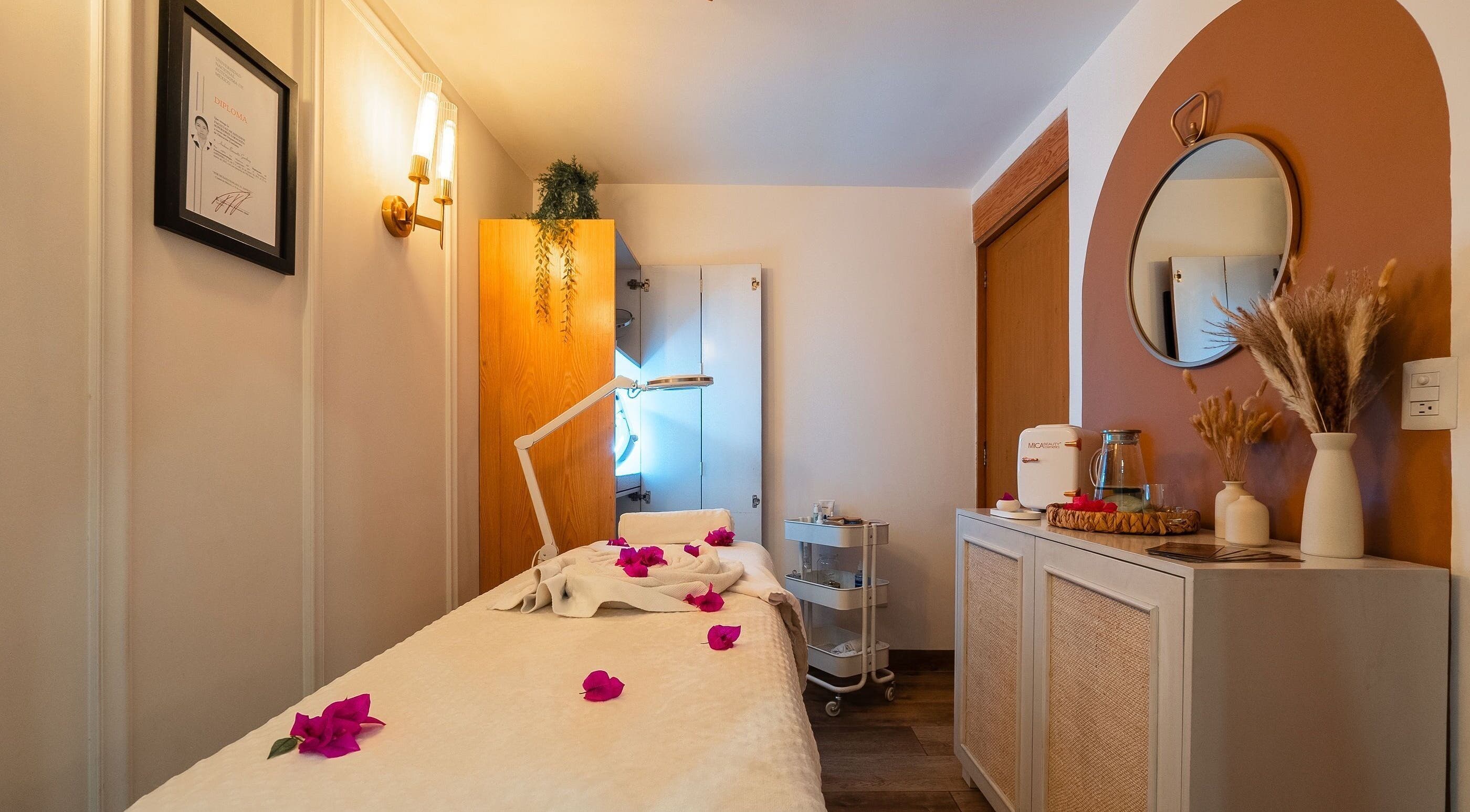 Serene spa room at Dunărea Studio, Ciudad De México, Ciudad De México, MX, featuring a massage table with rose petals.