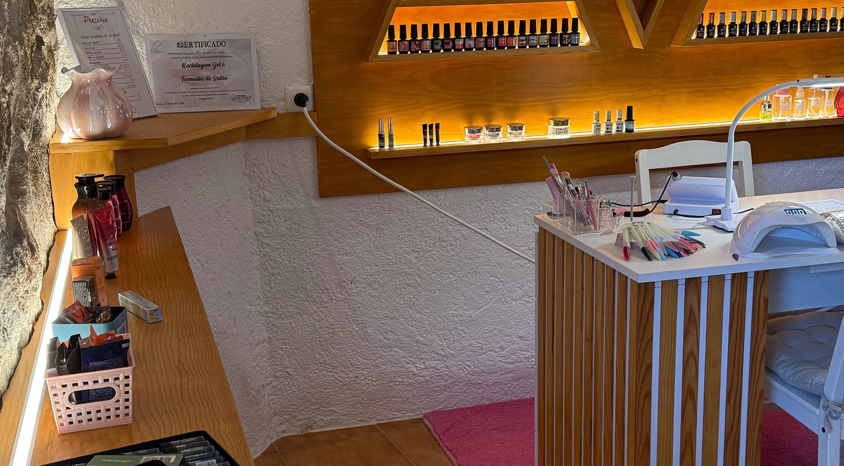 Elegant nail care station at Beauty by Daniela in Sever do Vouga, PT, showcasing nail products and certifications.