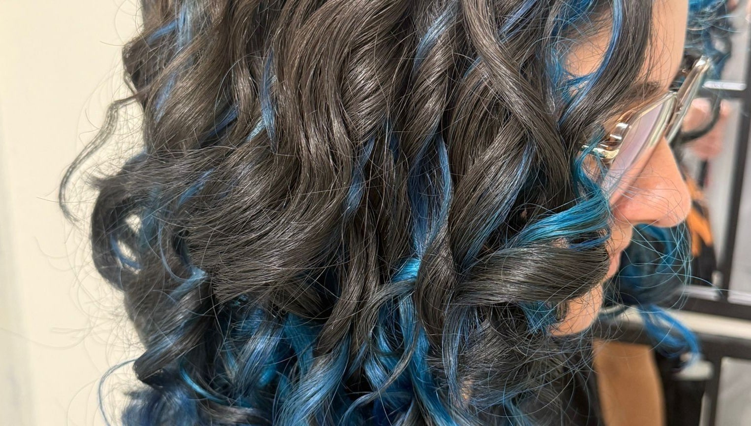 Rizos teñidos de azul en Ador Curl, Caguas, Caguas, PR, destacando un estilo moderno.