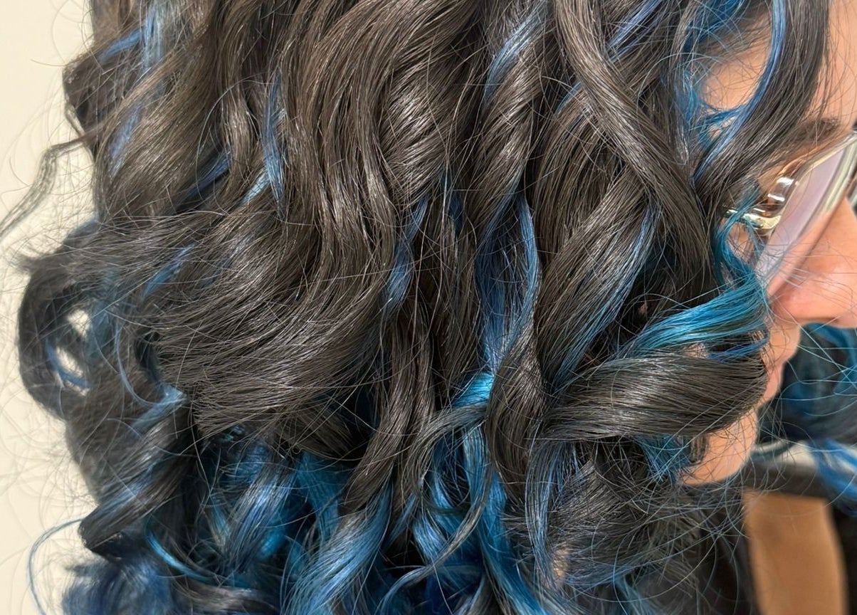 Rizos teñidos de azul en Ador Curl, Caguas, Caguas, PR, destacando un estilo moderno.