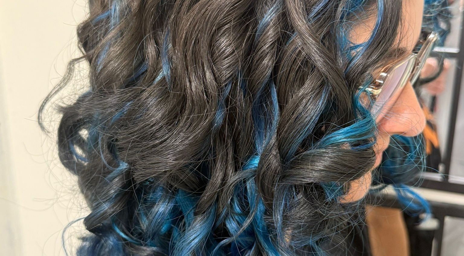 Rizos teñidos de azul en Ador Curl, Caguas, Caguas, PR, destacando un estilo moderno.