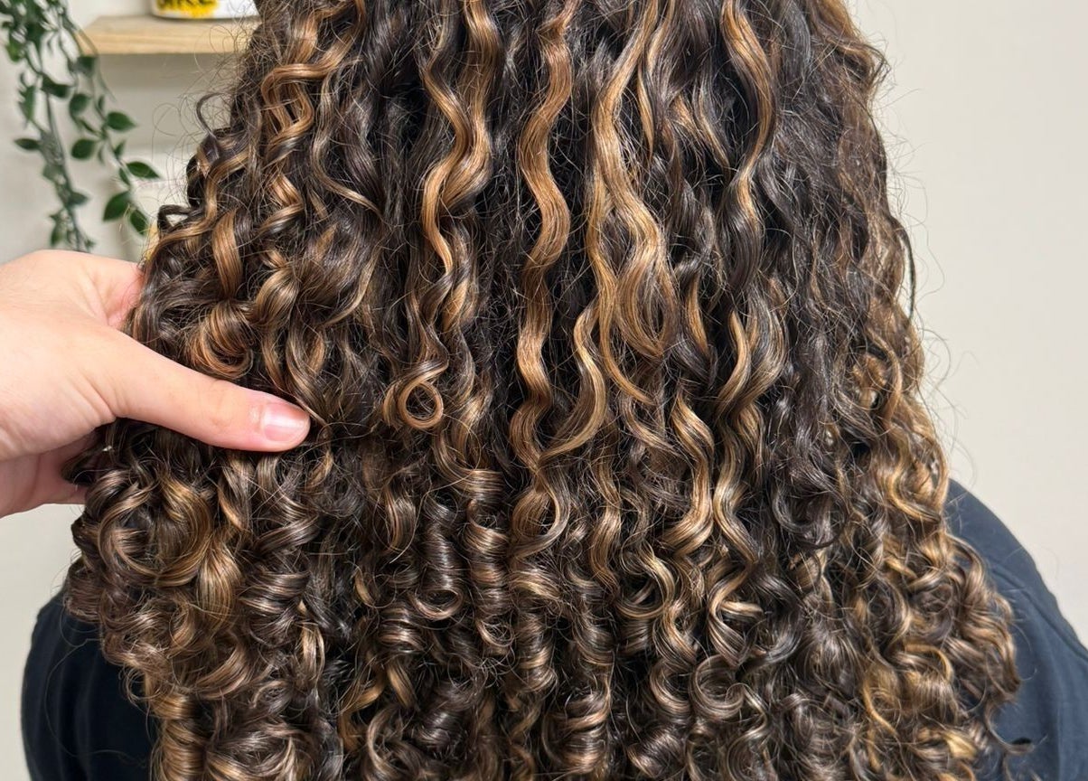 Cabello rizado perfectamente definido en Ador Curl, Caguas, Caguas, PR.