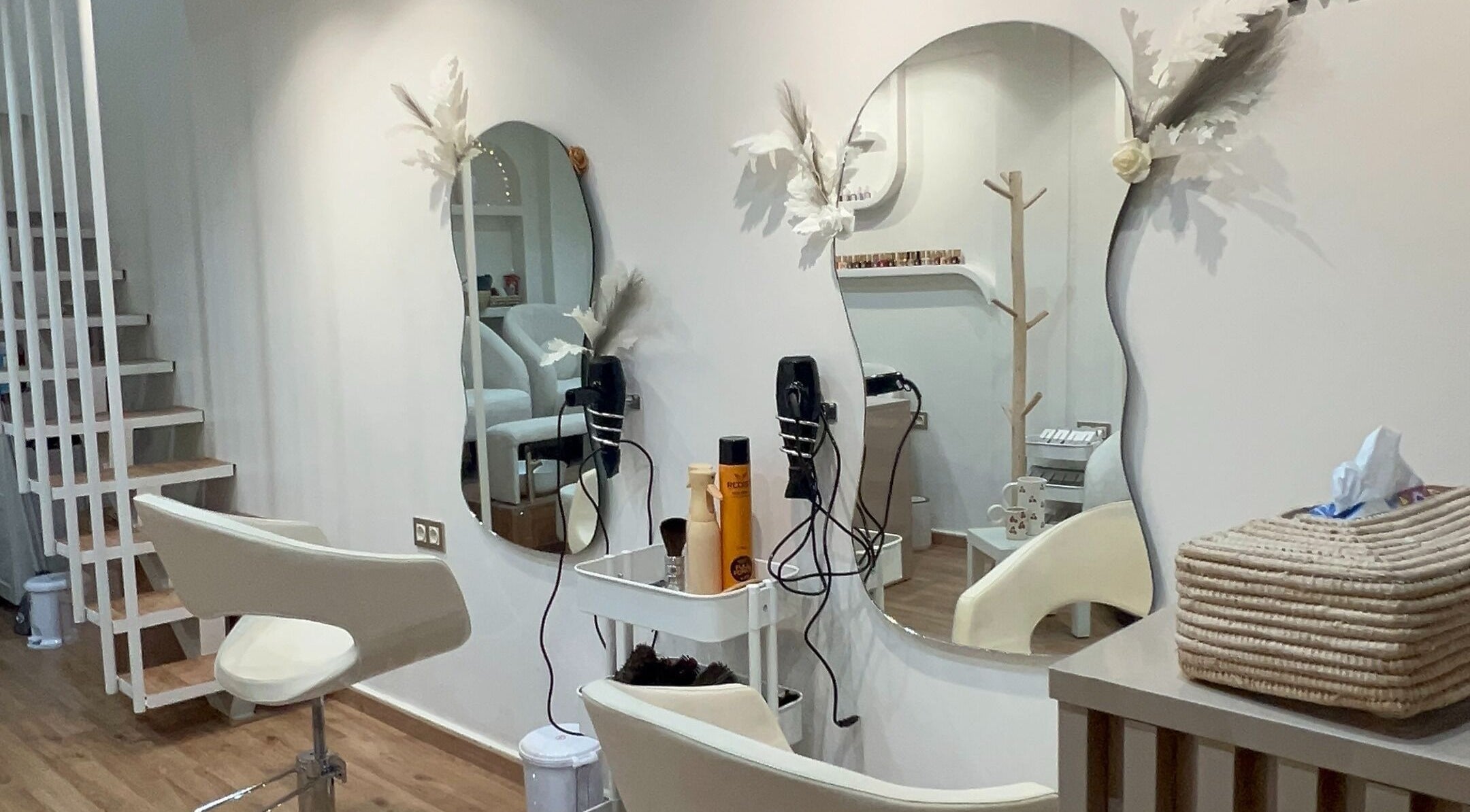 Élégant salon coiffure chez MAISON MIZU, Casablanca, Casablanca-settat, MA avec miroirs et sièges modernes.