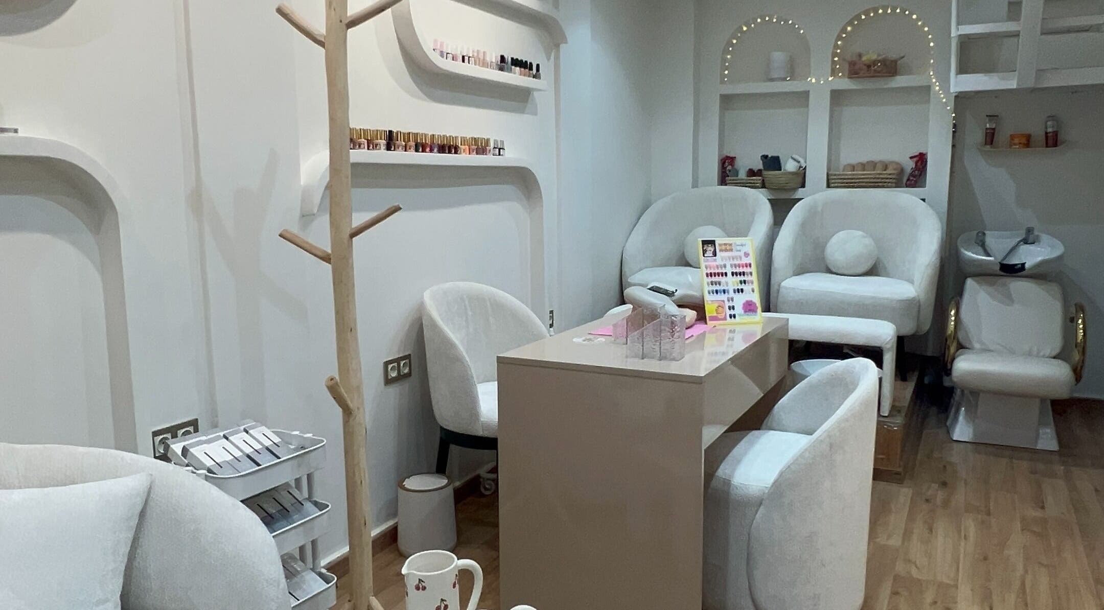 Espace manucure moderne de MAISON MIZU à Casablanca, Casablanca-settat, MA avec sièges confortables.