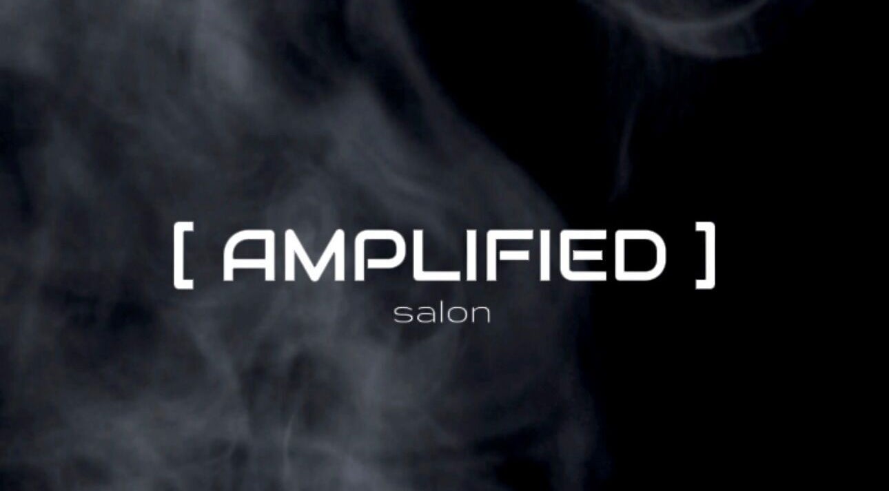 Logo van Amplified salon in Houten, Utrecht, NL tegen een donkere achtergrond.