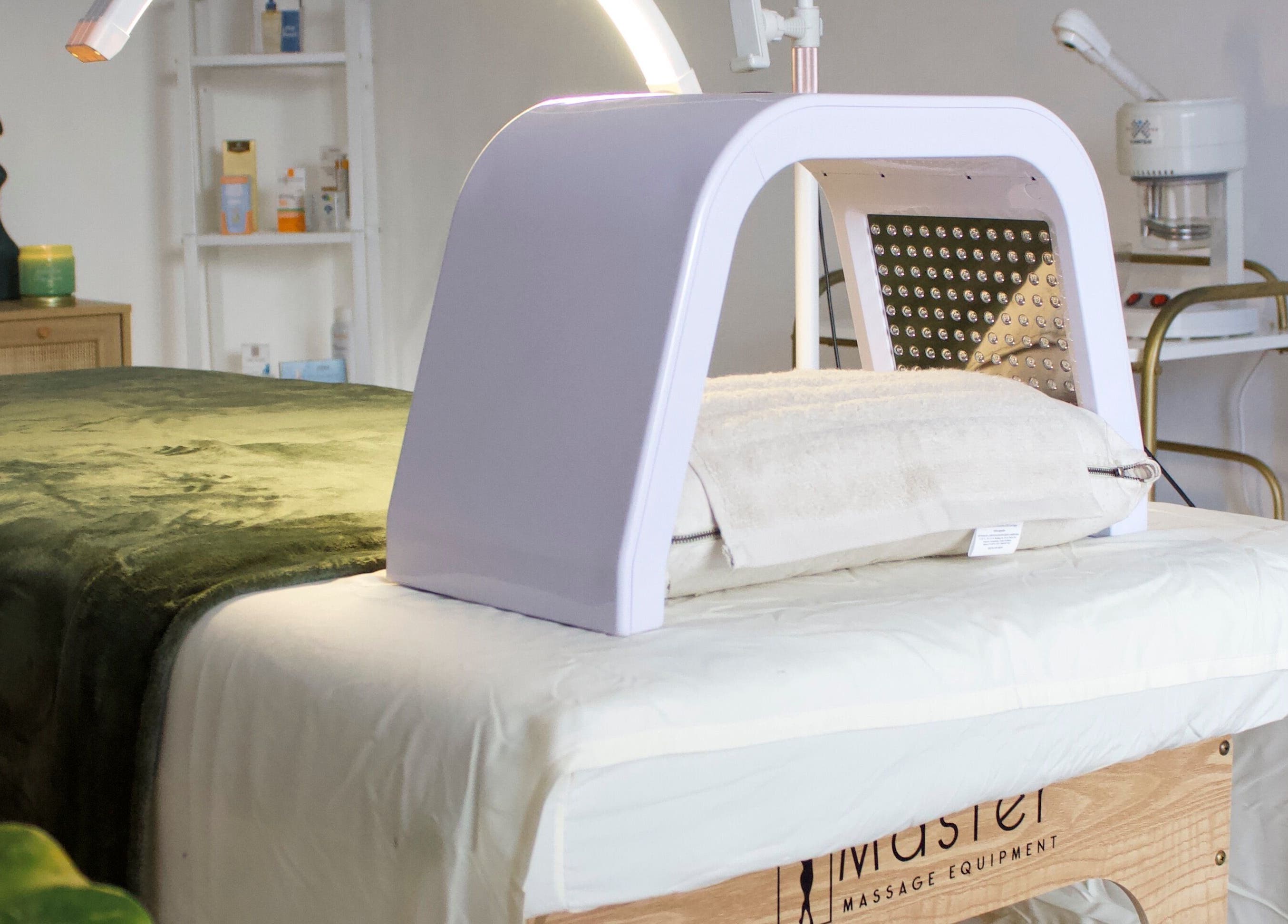 Mesa de tratamiento en Simple & Esencial, Mérida, Yucatán, MX con equipo de terapia avanzada.