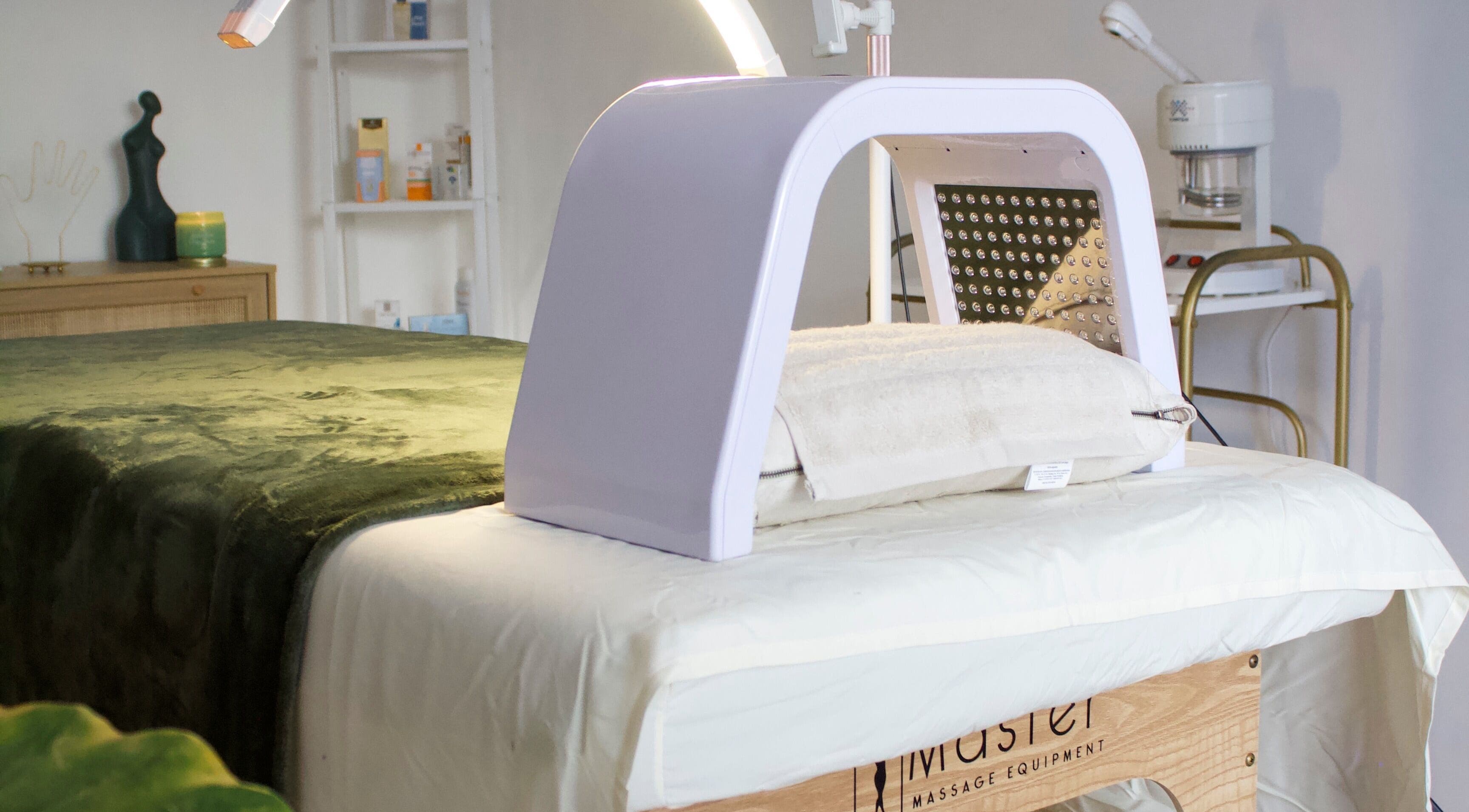 Mesa de tratamiento en Simple & Esencial, Mérida, Yucatán, MX con equipo de terapia avanzada.