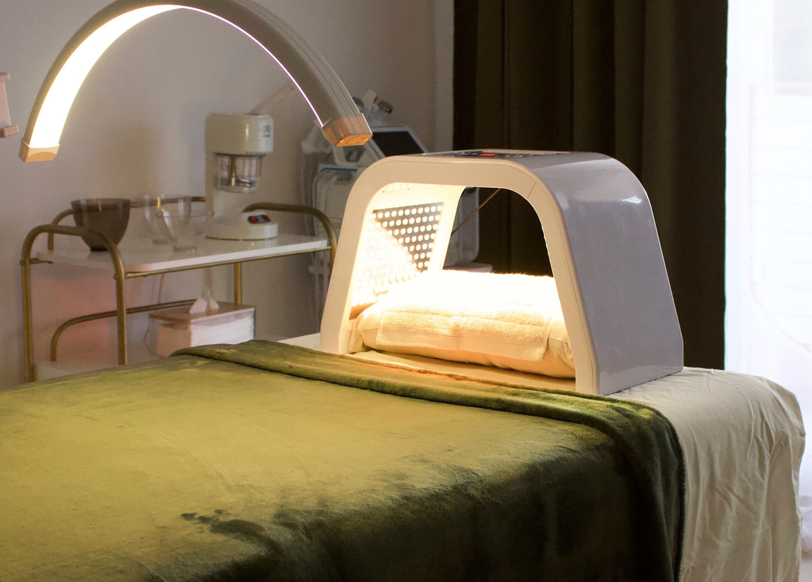 Habitación de tratamiento en Simple & Esencial, Mérida, Yucatán, MX, con mesa de terapia y lámpara moderna.