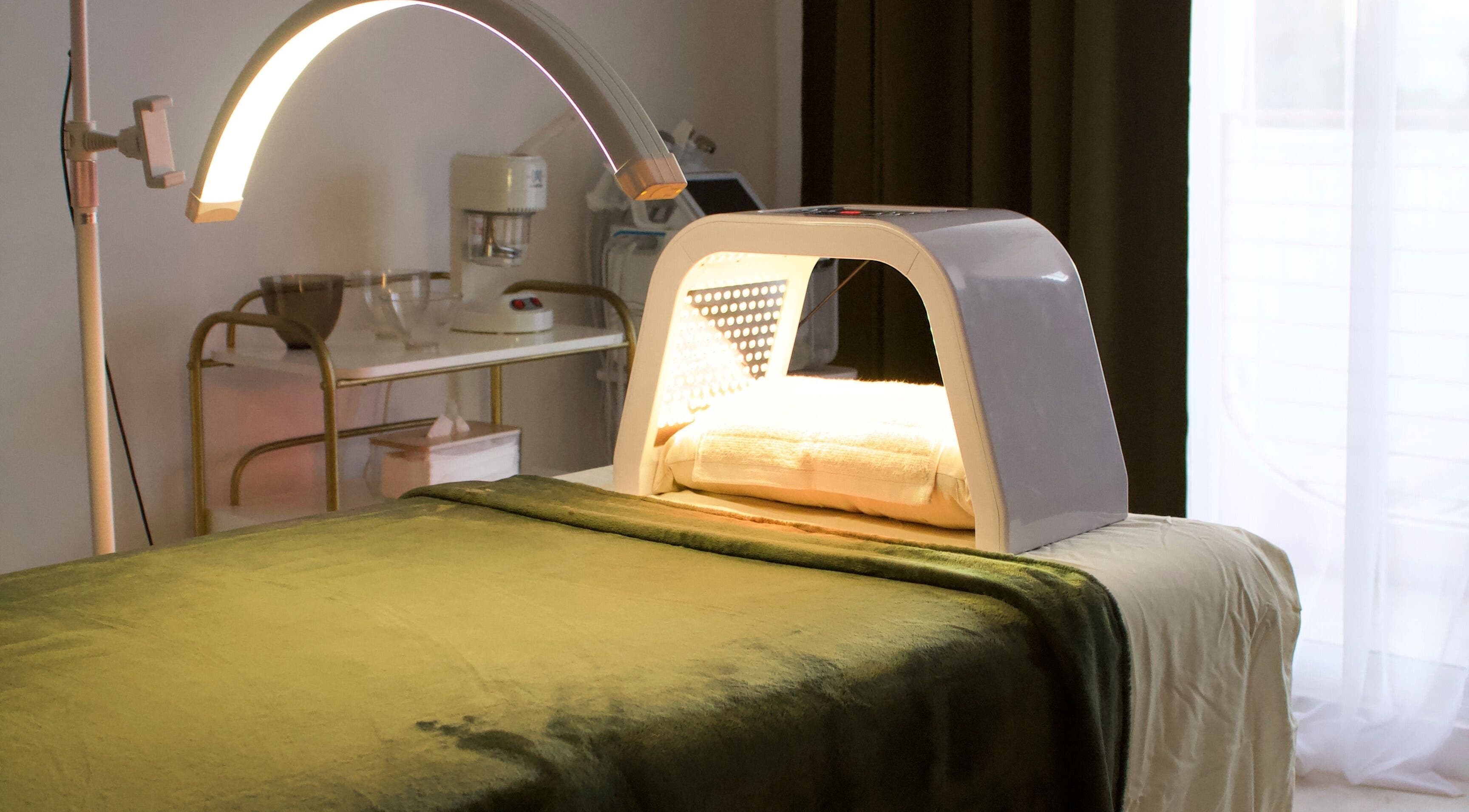 Habitación de tratamiento en Simple & Esencial, Mérida, Yucatán, MX, con mesa de terapia y lámpara moderna.